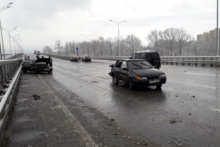 Три автомобиля столкнулись на Мигаловской эстакаде в Твери
