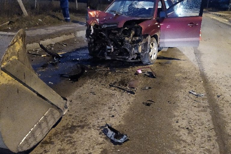 В Торжке столкнулись кроссовер и фронтальный погрузчик. Есть погибший