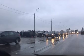 В Твери на Восточном мосту столкнулись кроссовер и внедорожник