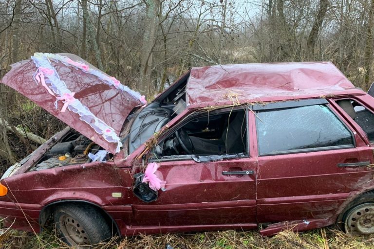 Семья, спешившая на свадьбу, попала под Тверью в аварию