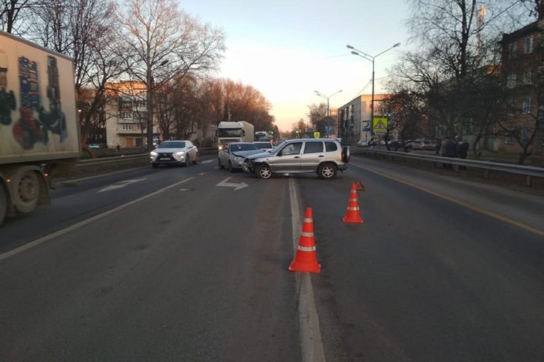 В Тверской области водитель потянулся за телефоном и устроил ДТП