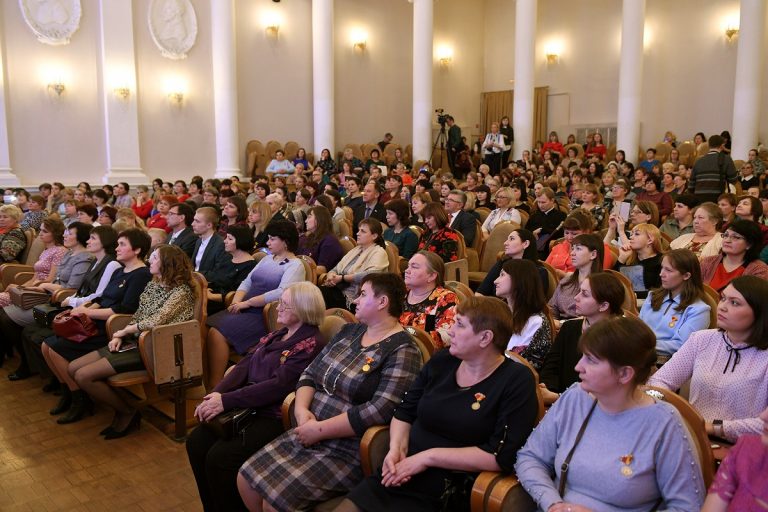 В честь Дня матери многодетным женщинам в Тверской области вручены награды