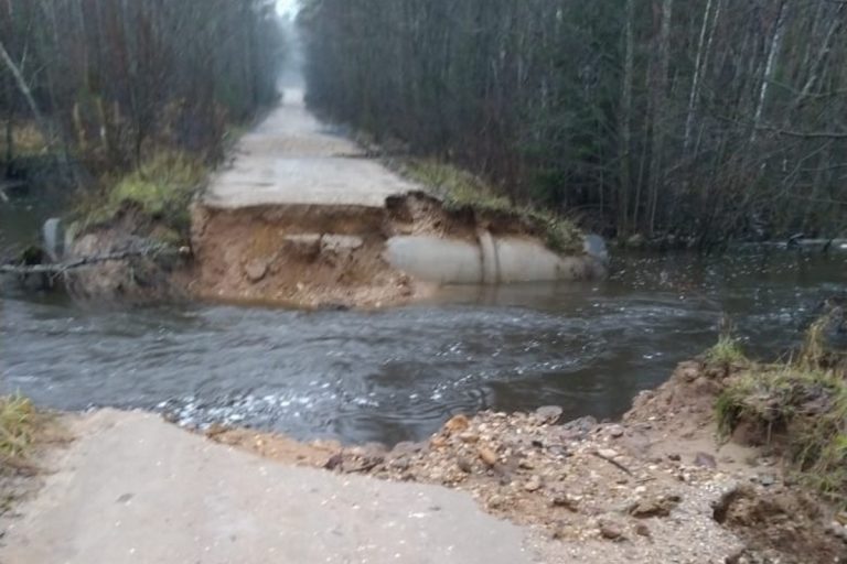 Из-за дождей размыло дорогу у границы Лихославльского и Спировского районов
