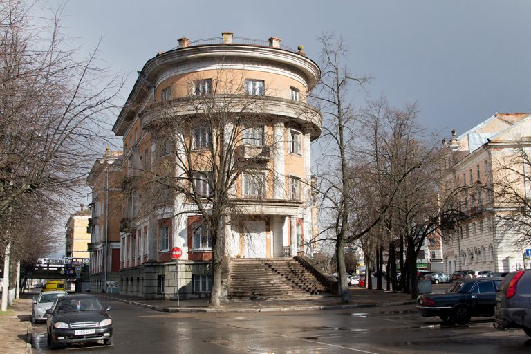 В Твери на территории памятника архитектуры из-за обваливающихся балконов ввели режим чрезвычайной ситуации