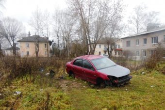 Власти Твери заявили о намерении эвакуировать брошенную иномарку