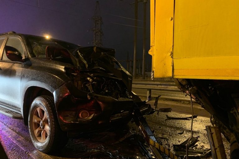 В Твери пьяный водитель дорого внедорожника врезался в грузовик