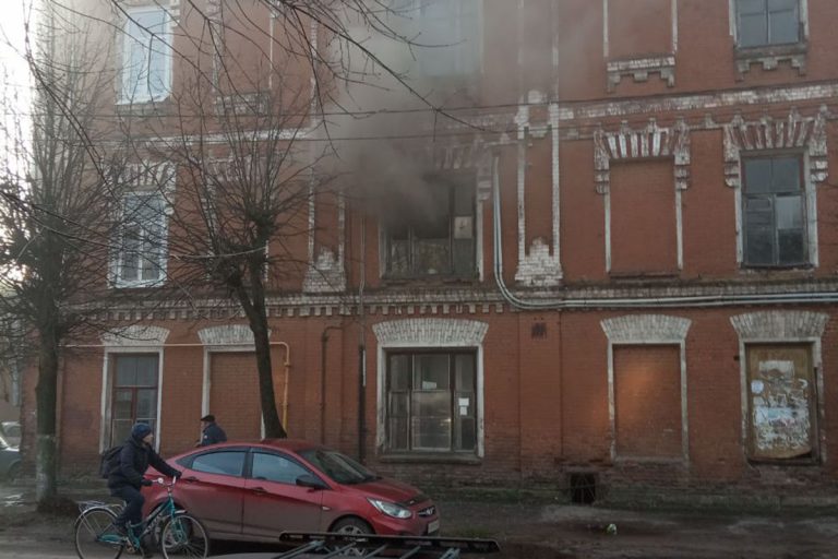 В Твери горит одна из казарм Морозовского городка