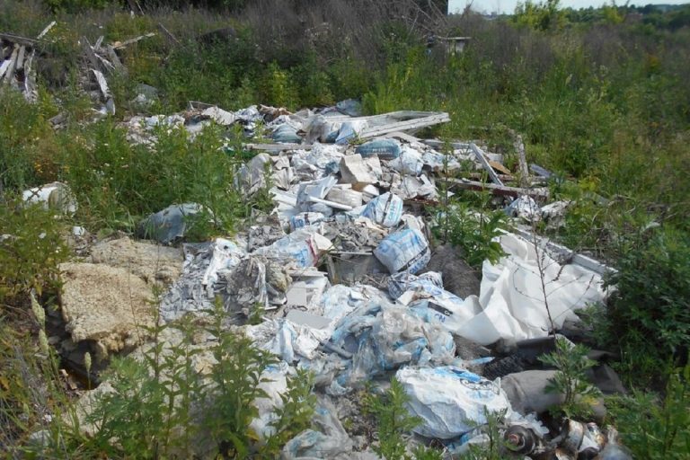 Сельхозпредприятие в Тверской области оштрафовали за неубранный мусор и незасыпанные карьеры
