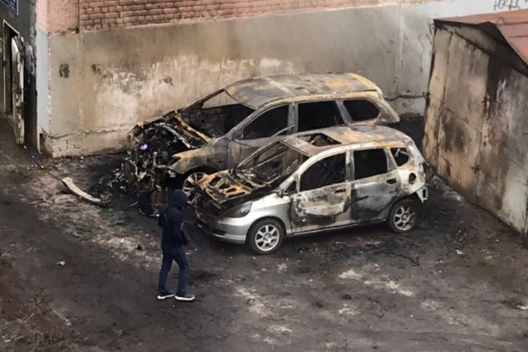 Опубликовано видео пожара в Твери, уничтожившего две иномарки