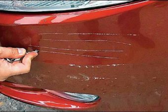 Жительница Твери царапала ключом автомобили и оказалась под следствием