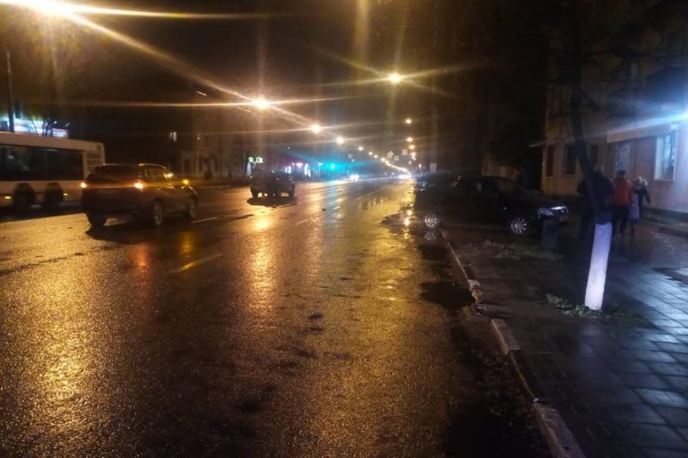 В Твери девушка пострадала, вылетев на легковушке с дороги после столкновения с двумя авто