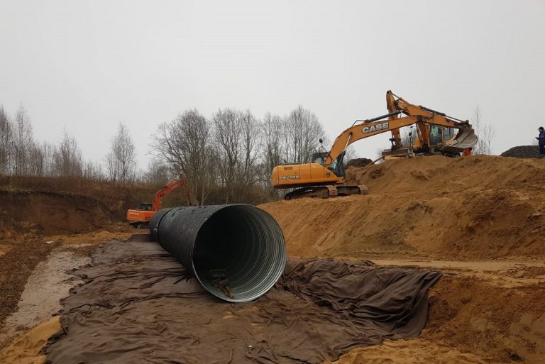 На месте размытия автодороги в Вышневолоцком городском округе установили водопропускную трубу