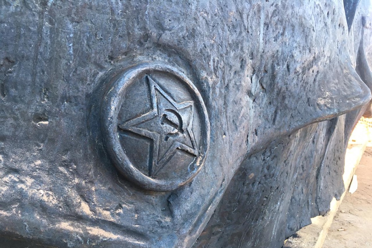 В одном из округов Тверской области память о воинах-земляках мхом заросла и дала трещину