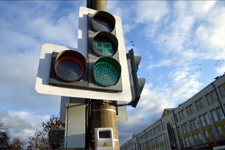 На новый асфальт в Твери заканчивают наносить разметку