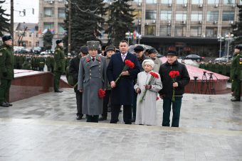 Губернатор Игорь Руденя возложил цветы к стеле "Тверь - город воинской славы"