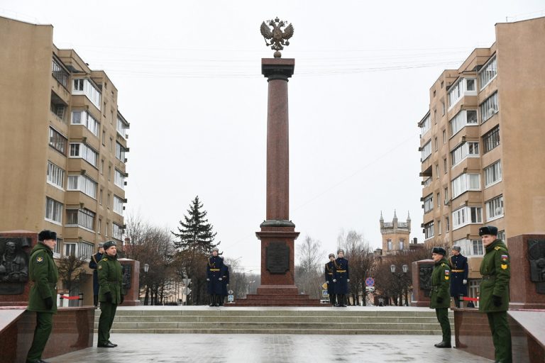 Губернатор Игорь Руденя возложил цветы к стеле "Тверь - город воинской славы"