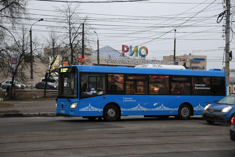 Жителей Твери бесплатно возит "новогодний автобус"