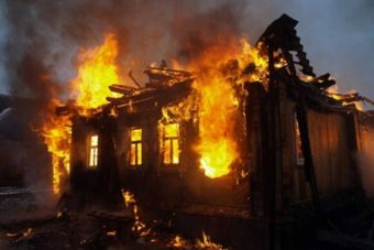 Один человек погиб и один пострадал при пожаре в Бежецке