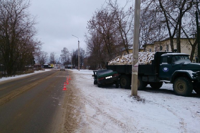 В Кимрах легковушка врезалась в грузовик с дровами