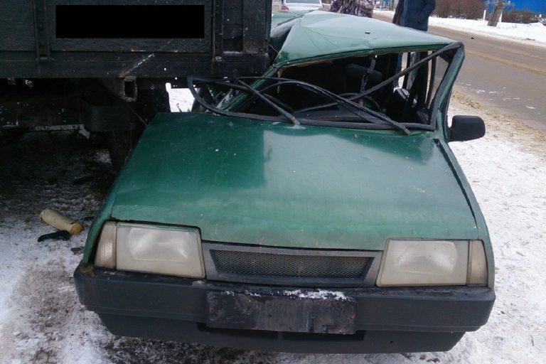 В Кимрах легковушка врезалась в грузовик с дровами