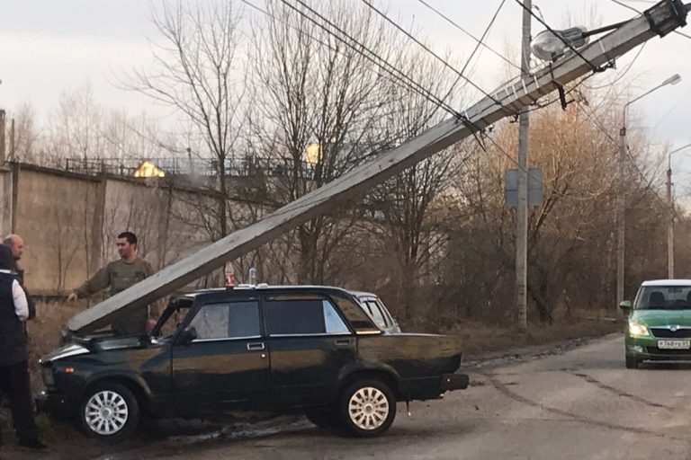 В Конаково легковушка и трактор снесли два бетонных столба