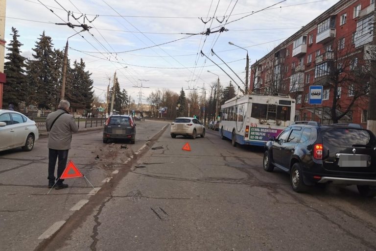 Недисциплинированная автоледи спровоцировала в Твери аварию с пострадавшим Недисциплинированная автоледи спровоцировала в Твери аварию с пострадавшим