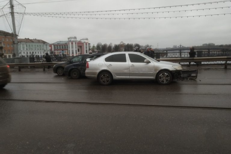 На Новом мосту в Твери столкнулись 6 автомобилей