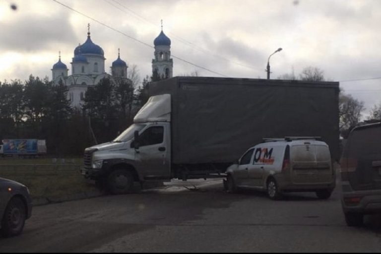 Машина без водителя спровоцировала ДТП в Торжке