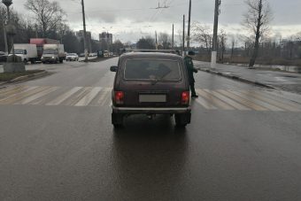 В Твери сбили девочку-подростка, переходившую дорогу на "зеленый"