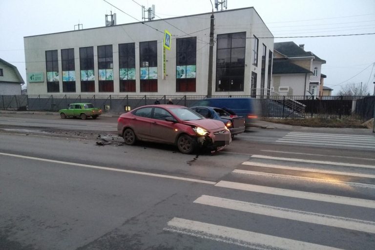 В Заволжском районе Твери столкнулись две иномарки