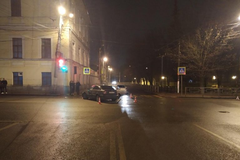 Две девушки пострадали в ДТП в центре Твери Две девушки пострадали в ДТП в центре Твери