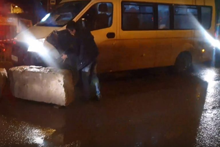 На Петербургском шоссе в Твери маршрутка протаранила бетонные блоки