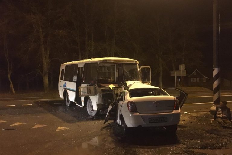 Под Вышним Волочком столкнулись автобус и легковушка. Есть погибший