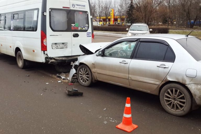 Перед Южным мостом в Твери легковушка врезалась маршрутку, есть пострадавший