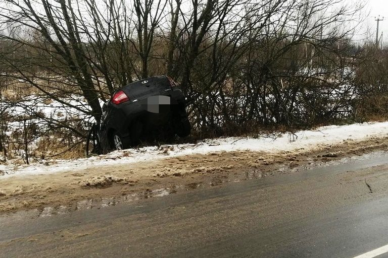 В Тверской области LADA Granta вылетела в кювет и врезалась в дерево