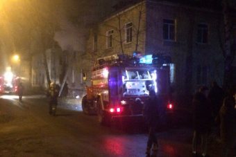 В Пролетарском районе Твери загорелась квартира в двухэтажном доме