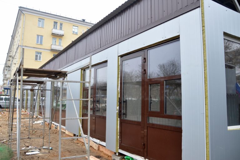 В Твери на месте рынка у вагонзавода завершают возведение крытого торгового павильона