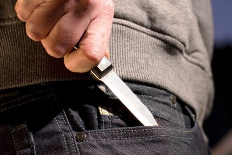Житель Тверской области провел ножом по щеке знакомого и отправился за решетку