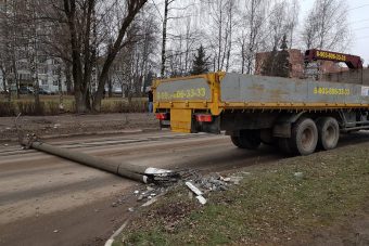 В Твери манипулятор повалил два столба и оборвал электропровода В Твери манипулятор повалил два столба и оборвал электропровода
