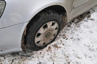 В Конаково за одну ночь пяти машинам местной службы такси прокололи колеса