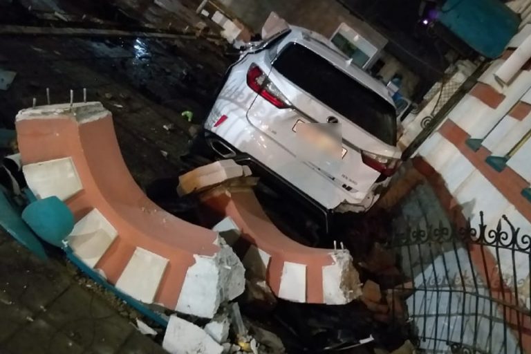 Серьезное ДТП в центре Твери: элитный автомобиль врезался в соборную мечеть