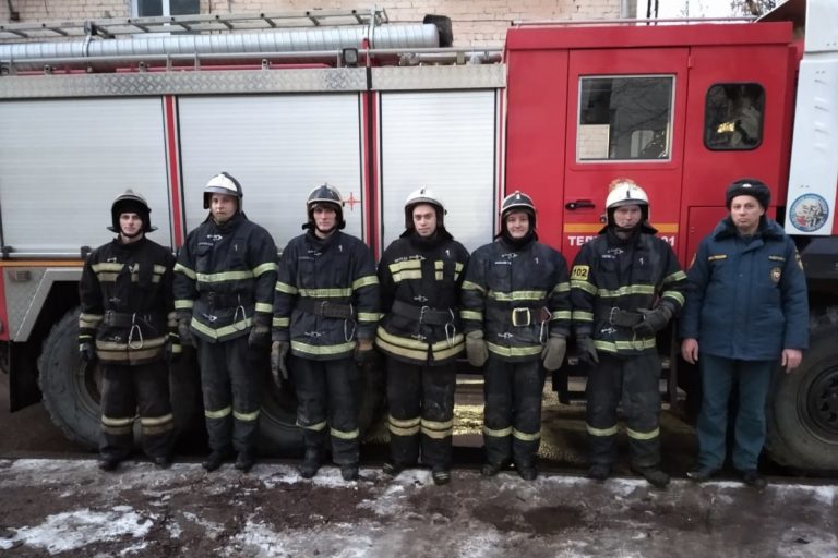 Пожилую женщину спасли огнеборцы на пожаре в Твери