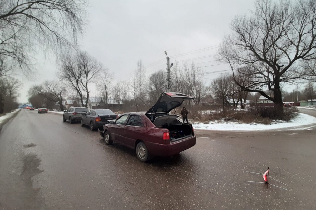 В Вышнем Волочке собрался «паровозик» из трёх машин: пострадала женщина