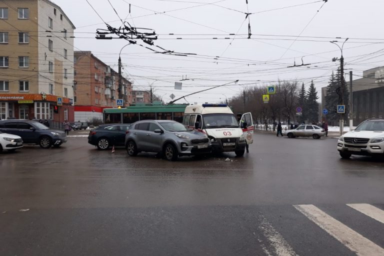 Возле Кукольного театра в Твери скорая помощь столкнулась с Kia
