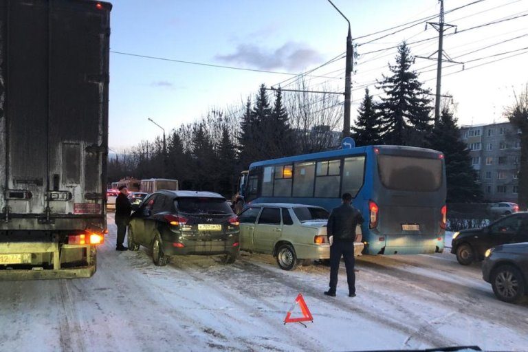 Утреннее ДТП стало причиной пробки в микрорайоне Южный в Твери