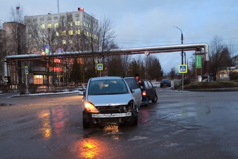 В Торжке столкнулись две легковушки. Есть пострадавший