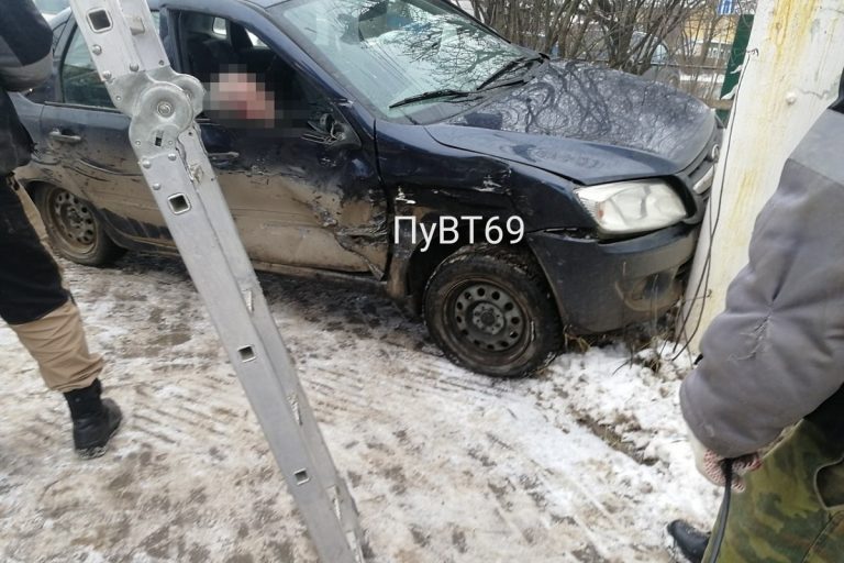 На улице Туполева в Твери столкнулись две легковушки