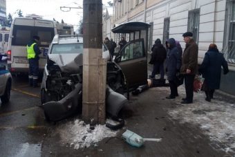 В Твери легковушка протаранила столб. Водитель погиб