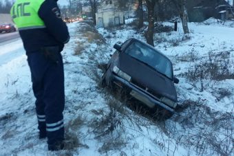 В Твери легковушка, съехав с Восточного моста, вылетела в кювет