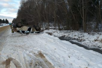 В Тверской области перевернулся кроссовер, пострадала женщина-водитель